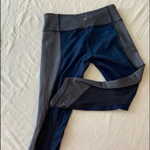 Lululemon blue navy cropped leggings